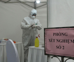 Ảnh: Trạm xét nghiệm nhanh COVID-19 cho kết quả trong 10 phút chính thức mở cửa đón bệnh nhân