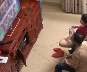 Nghỉ dịch ở nhà, cậu con trai khóc ròng vì bị bố mẹ tranh mất máy chơi game