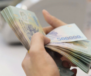 Yêu cầu các ngân hàng cắt lương, thưởng