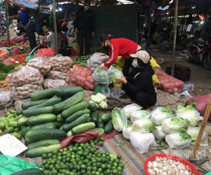 Ngày đầu cách ly, hàng la liệt ngoài chợ, chất đống trong siêu thị