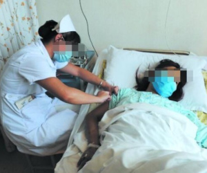 Soi gương thấy mặt liên tục dính "mạng nhện", người phụ nữ đi khám mới biết đó là dấu hiệu của bệnh ung thư gan giai đoạn cuối