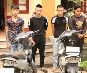 Triệu tập 4 thanh niên bốc đầu xe máy, đốt pháo sáng 'câu like'
