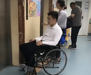 Nằng nặc đòi vào phòng sinh để động viên vợ, ai ngờ con còn chưa kịp ra đời thì ông bố trẻ đã ra ngoài bằng xe lăn vì choáng