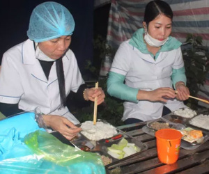 Xúc động bữa cơm đầu tiên tại chốt trực ở Hải Dương trong đêm thực hiện cách ly xã hội