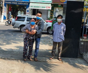 Mẹ già bật khóc cạnh quan tài chiến sỹ hi sinh khi truy đuổi nhóm đua xe: 'Mới tối hôm trước, Tuấn còn đưa 2 con nhỏ về ăn với mẹ bữa cơm...'