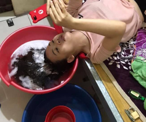 Không muốn bà xã ra ngoài trong mùa dịch, anh chồng ôm luôn chân nhân viên gội đầu phục vụ từ a đến z khiến hội chị em 'đỏ mắt' thèm