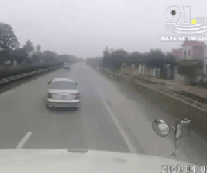 Video: Điều khiển xe ô tô con lạng lách, đánh võng 'dằn mặt' xe container