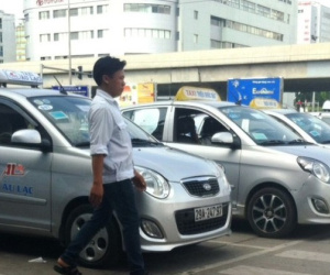 Taxi được hoạt động để đón hành khách tại sân bay, ga tàu