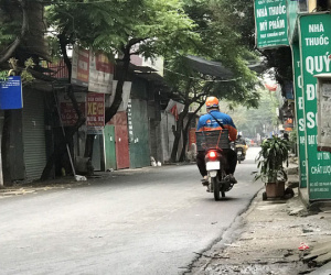 Tâm sự của những shipper ngày đêm ngoài đường giữa mùa dịch Covid-19: 'Dịch bệnh ai cũng sợ nhưng phải cố gắng vì miếng cơm manh áo'