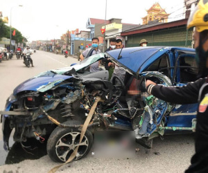 Tai nạn kinh hoàng, ô tô con tông lật xe 3 bánh chở sắt, nhiều người bị thương nặng