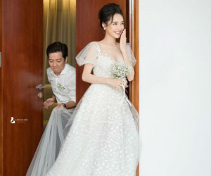 Hé lộ thêm hình ảnh hiếm trong lễ đính hôn bí mật cho thấy Trường Giang yêu chiều Nhã Phương đến cỡ nào