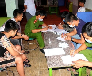 11 thanh niên nam nữ tụ tập trong quán karaoke bất chấp lệnh cấm