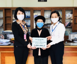 Cụ bà 103 tuổi cầm 1 triệu đồng lên phường ủng hộ phòng, chống dịch Covid-19