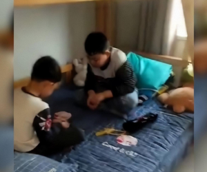 Nhờ tấm ga trải giường mẹ mới mua, hai cậu con trai không còn thiết tha gì điện thoại khi nghỉ học vì Covid-19