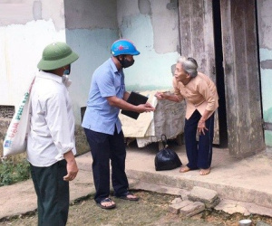 Cụ bà ủng hộ 50.000 đồng từ tiền bán gà để chống Covid-19