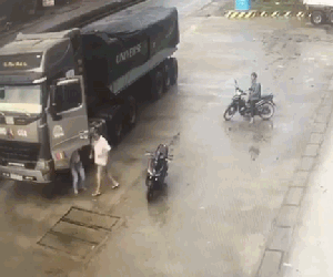 Video: Đi ngược chiều suýt tông trúng xe máy, tài xế container còn hung hăng đánh người