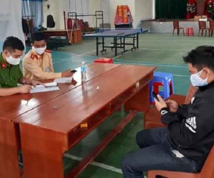 Xử phạt người đàn ông 'tiếp tế' 5 lít rượu vào khu cách ly