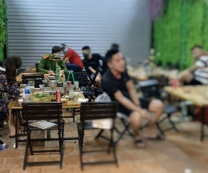 Đóng cửa tầng 1, chủ quán lẩu ếch mở cửa tầng 3 cho khách đến ăn nhậu bất chấp lệnh cấm