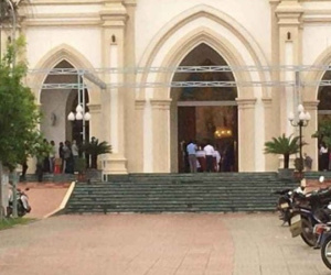 Hà Tĩnh: Hàng trăm người tập trung ở nhà thờ, Linh mục không hợp tác
