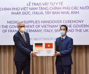 Việt Nam tặng hơn nửa triệu khẩu trang cho châu Âu