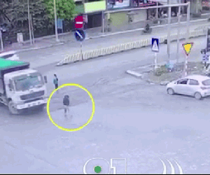 Video: Xe ben quay đầu cuốn cô gái trẻ vào gầm rồi cán trúng 2 chân