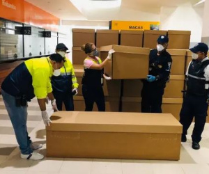Thi thể bệnh nhân Covid-19 xuất hiện trên đường phố Ecuador, người dân dùng bìa các-tông làm quan tài