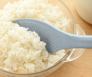 Những chấm nhỏ trên muôi xới cơm có tác dụng gì?