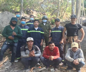 Giải cứu nhóm 'phượt thủ' đi hái lan lạc trên núi Chứa Chan