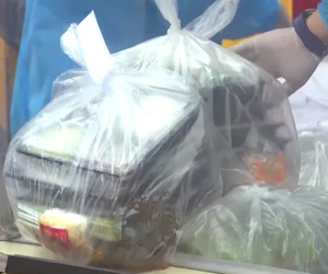 Hơn 10.000 suất ăn vào Bệnh viện Bạch Mai thế nào?