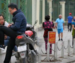 Ảnh: Bất chấp đang trong thời gian cách ly xã hội, các tuyến phố Hà Nội bỗng tấp nập dù không phải giờ cao điểm, nhiều bạn trẻ rủ nhau ra ngoài hẹn hò