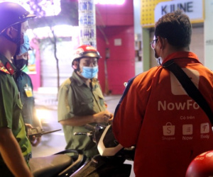 Người dân TP.HCM bị phạt vì không đeo khẩu trang khi ngồi trước cửa nhà