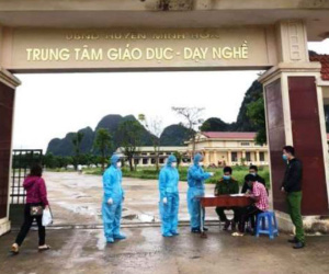 Điều tra vụ lập 2 sòng bài trong khu cách ly, hết tiền gọi vợ mang đến đưa qua hàng rào