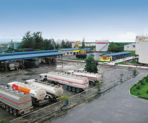 Trong nước ế ẩm, đề xuất cấm nhập khẩu xăng dầu