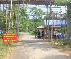 Được phát khẩu trang miễn phí, 2 người đàn ông không đeo mà còn đánh cán bộ chốt kiểm dịch