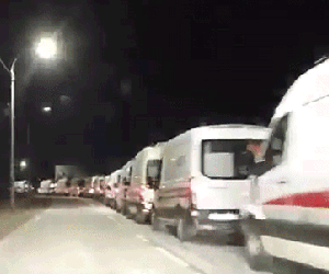 Video: Hãi hùng cảnh xe cấp cứu nối đuôi nhau đưa bệnh nhân COVID-19 nhập viện