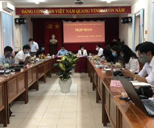 Đình chỉ vô thời hạn Phó Chủ tịch ở Bình Phước chửi bới, chống đối ở chốt kiểm dịch Covid-19