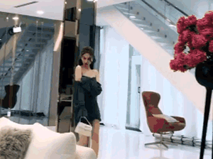 Cuộc sống của Ngọc Trinh trong nhà 24 tỷ mùa dịch: Thay 7749 bộ đồ để catwalk, lựa hàng hiệu, make-up lồng lộn