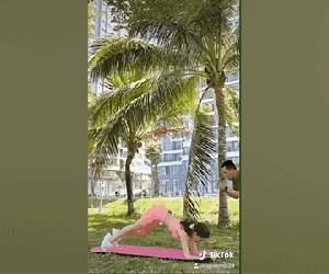 Ngọc Trinh bất chấp trời nắng mang thảm ra giữa sân tập luyện giữ dáng nhưng cái kết 'ngã ngửa' khiến hội chị em hết sức đồng cảm