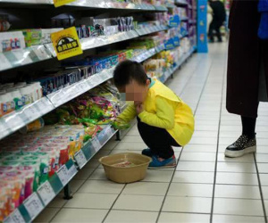 Cậu con trai nhỏ nghịch ngợm bóp nát 18 gói mỳ trong siêu thị, mẹ trẻ dửng dưng không chịu bồi thường với lý do khiến dân tình phẫn nộ