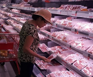 Thịt lợn ở siêu thị giảm giá sâu hỗ trợ người dân dịch COVID-19, sườn non giảm đến 42.000 đồng/kg