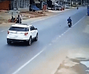 Video: Nam thanh niên bị hất văng lên không trung sau va chạm kinh hoàng với ô tô