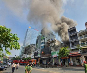 Cháy cửa hàng đồ thú cưng ở Sài Gòn