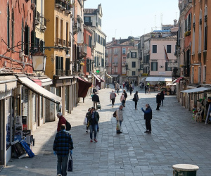 Số ca nhiễm Covid-19 mới giảm đáng kể, Italy nới lỏng phong tỏa