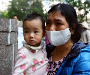 Bà mẹ trẻ ôm con bật khóc khi được mua gạo, mì tại "siêu thị 0 đồng" dành cho người nghèo