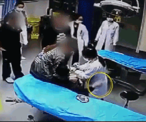 Video: Dở trò sàm sở khi đang được sơ cứu, nam thanh niên bị bác sĩ tát thẳng mặt