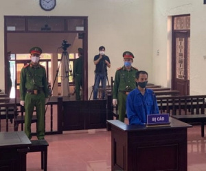 Kẻ cầm dao dọa chém Chủ tịch phường đi tuyên truyền phòng dịch bị phạt 18 tháng tù