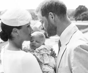 Con trai Hoàng tử Harry và Meghan Markle phải hoãn tiệc thôi nôi vô thời hạn vì dịch COVID-19 bùng phát mạnh