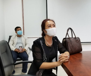 Chồng đấm vào mặt bảo vệ bệnh viện khi được yêu cầu đo thân nhiệt, vợ đến xin lỗi thay