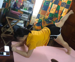 Thánh tranh thủ của năm: Vừa học online vừa giơ chân lên trời siết eo, cô gái khiến dân tình cười nghiêng ngả