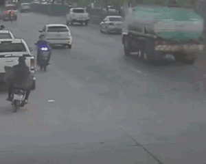 Video: Xe máy đi ngược chiều gây tai nạn kinh hoàng trên đường phố